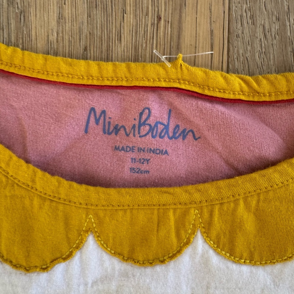 Mini Boden Charming pink house dress with a dog in a window applique - Picture 2 of 2
